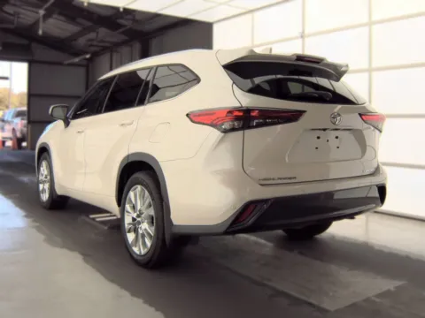 Photos of 2021 Toyota Highlander Limited for sale in Plano, TX at Gulliver Auto Group