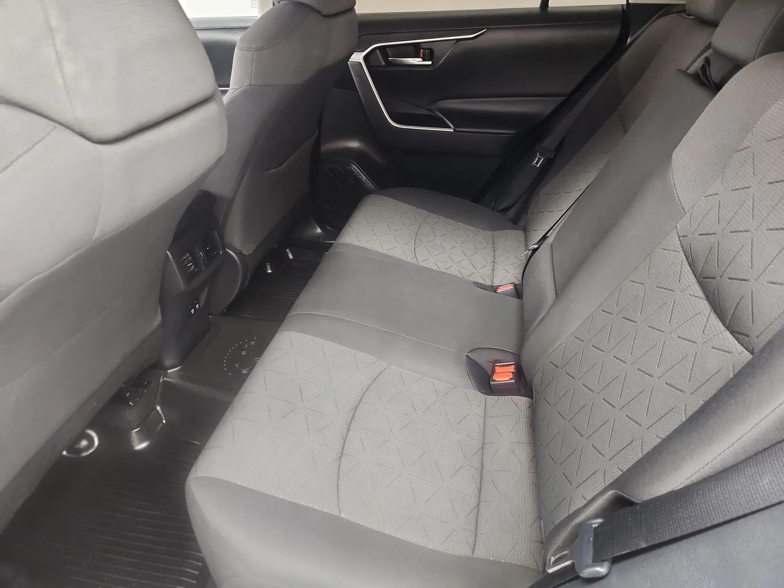 2021 Toyota RAV4 XLE - Photo 22