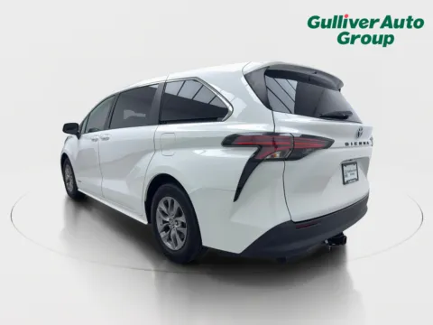 More photos of 2021 Toyota Sienna LE at Gulliver Auto Group, TX