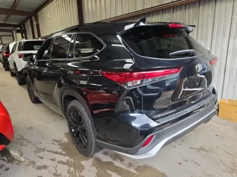 Photos of 2023 Toyota Highlander XSE for sale in Plano, TX at Gulliver Auto Group