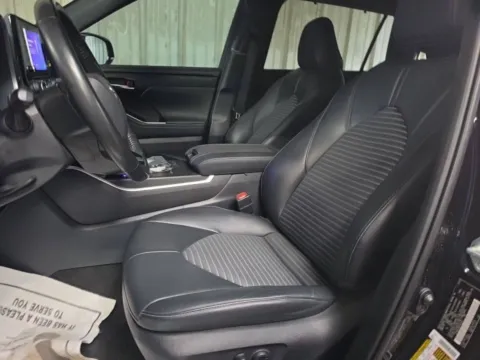 More photos of 2023 Toyota Highlander XSE at Gulliver Auto Group, TX
