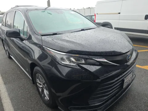 More photos of 2021 Toyota Sienna LE at Gulliver Auto Group, TX