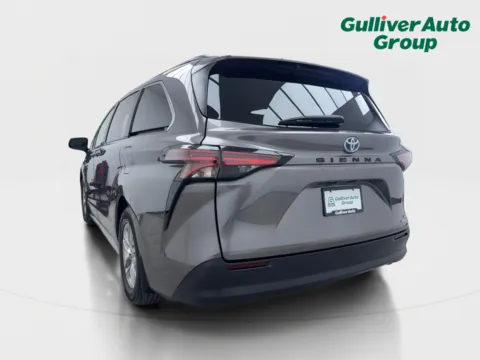 More photos of 2021 Toyota Sienna LE at Gulliver Auto Group, TX