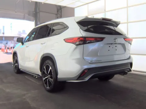 Photos of 2022 Toyota Highlander XSE for sale in Plano, TX at Gulliver Auto Group