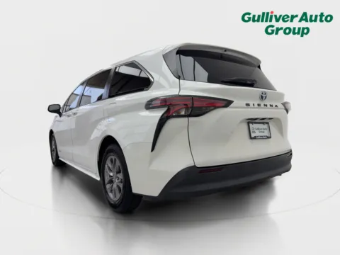More photos of 2021 Toyota Sienna LE at Gulliver Auto Group, TX