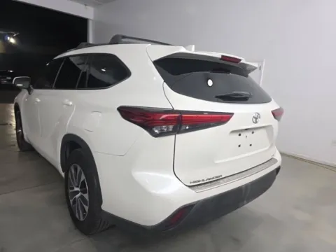 Another view of 2020 Toyota Highlander XLE for sale in Plano, TX at Gulliver Auto Group