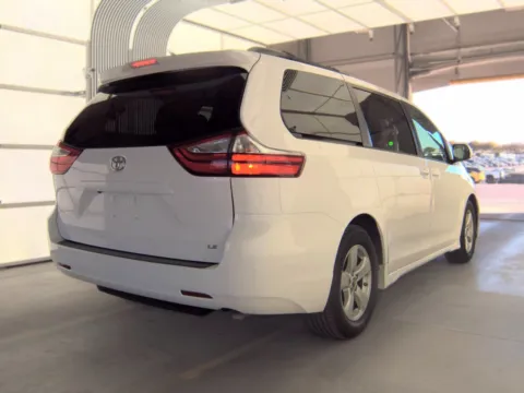 More photos of 2018 Toyota Sienna LE at Gulliver Auto Group, TX