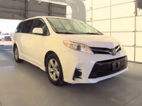 More photos of 2018 Toyota Sienna LE at Gulliver Auto Group, TX