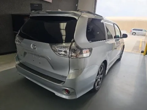 Photos of 2019 Toyota Sienna SE for sale in Plano, TX at Gulliver Auto Group
