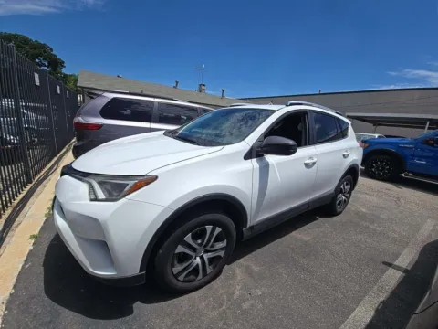 White 2018 Toyota RAV4 LE for sale in Plano, TX