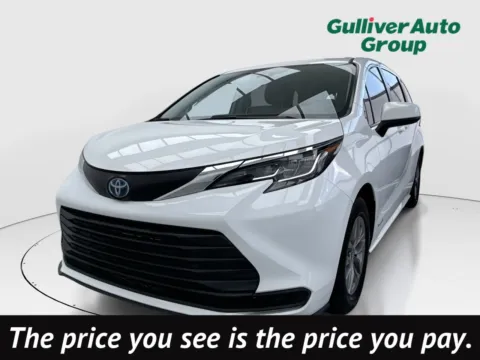 White 2021 Toyota Sienna LE for sale in Plano, TX