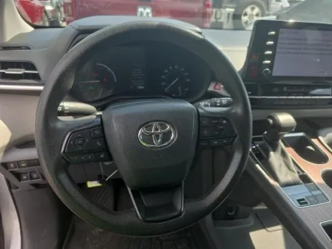 More photos of 2022 Toyota Sienna LE at Gulliver Auto Group, TX