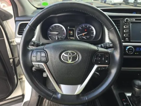 More photos of 2017 Toyota Highlander Limited at Gulliver Auto Group, TX