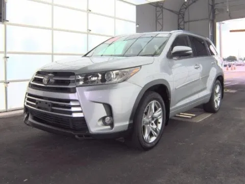 Silver 2019 Toyota Highlander Limited for sale in Plano, TX