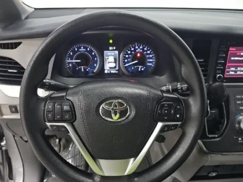 More photos of 2019 Toyota Sienna LE at Gulliver Auto Group, TX