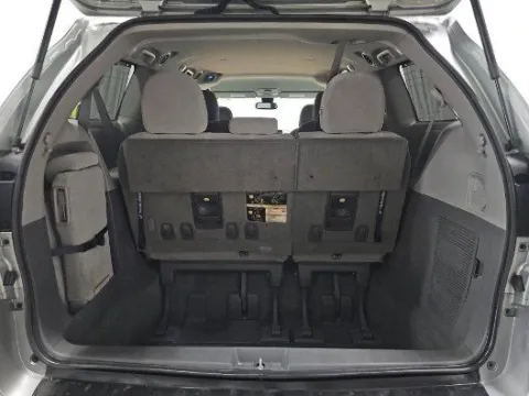 More photos of 2019 Toyota Sienna LE at Gulliver Auto Group, TX