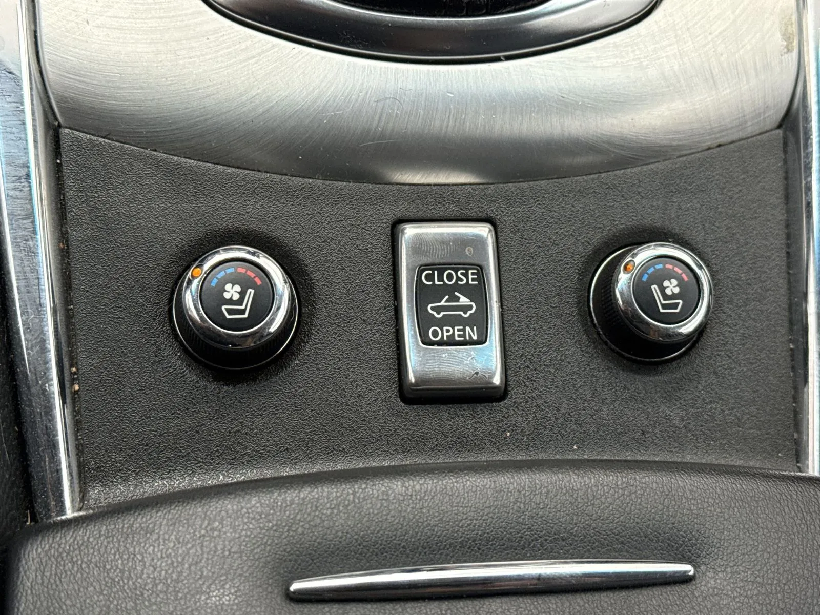 2015 INFINITI Q60 Convertible Base - Photo 31