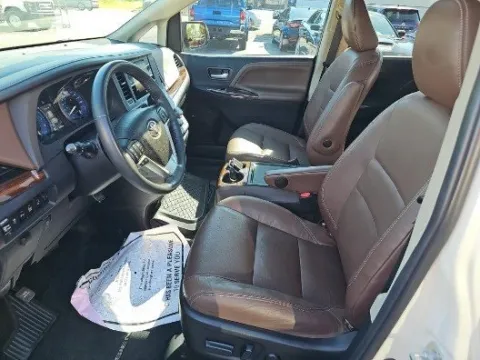 More photos of 2015 Toyota Sienna Limited at Gulliver Auto Group, TX