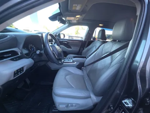 More photos of 2021 Toyota Highlander Hybrid Platinum at Gulliver Auto Group, TX