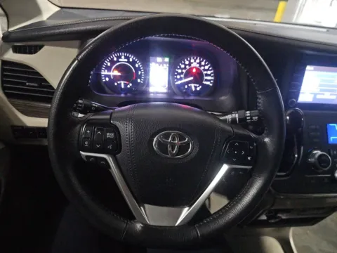 More photos of 2018 Toyota Sienna XLE at Gulliver Auto Group, TX