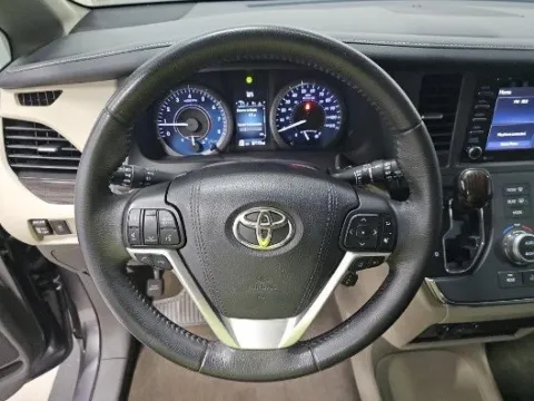 More photos of 2018 Toyota Sienna XLE at Gulliver Auto Group, TX
