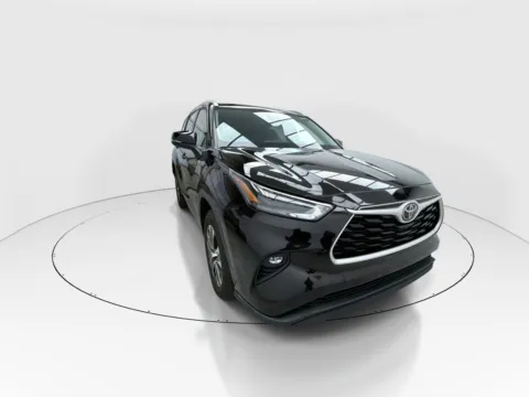 Photos of 2022 Toyota Highlander XLE for sale in Plano, TX at Gulliver Auto Group
