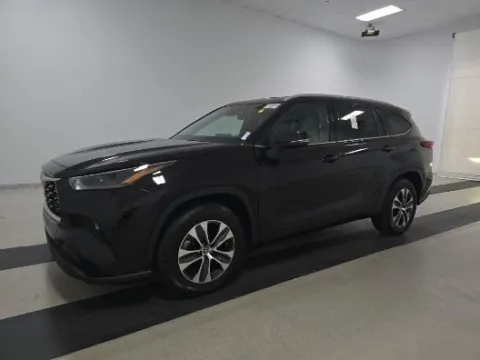 Black 2022 Toyota Highlander XLE for sale in Plano, TX