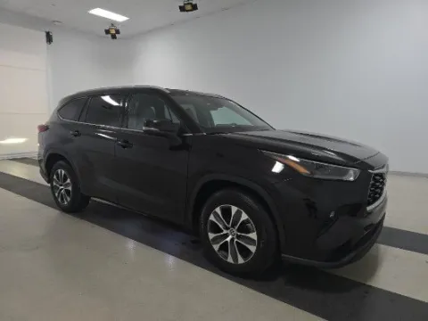 Photos of 2022 Toyota Highlander XLE for sale in Plano, TX at Gulliver Auto Group