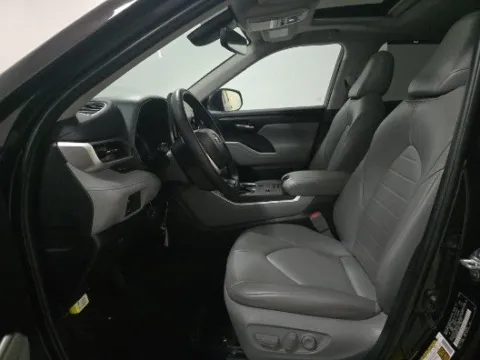 More photos of 2022 Toyota Highlander XLE at Gulliver Auto Group, TX