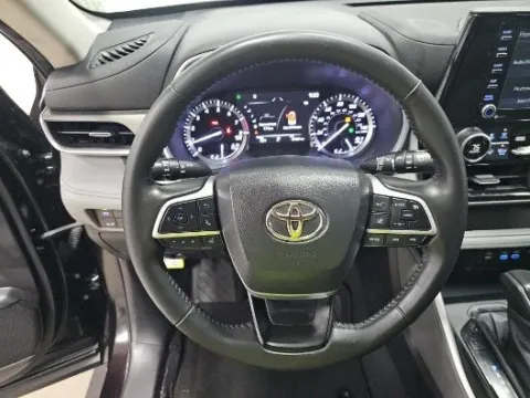 More photos of 2022 Toyota Highlander XLE at Gulliver Auto Group, TX
