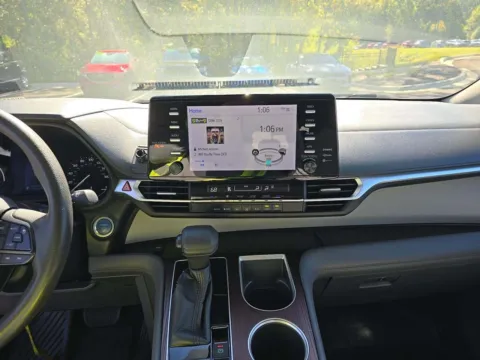 More photos of 2022 Toyota Sienna LE at Gulliver Auto Group, TX