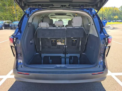 More photos of 2022 Toyota Sienna LE at Gulliver Auto Group, TX