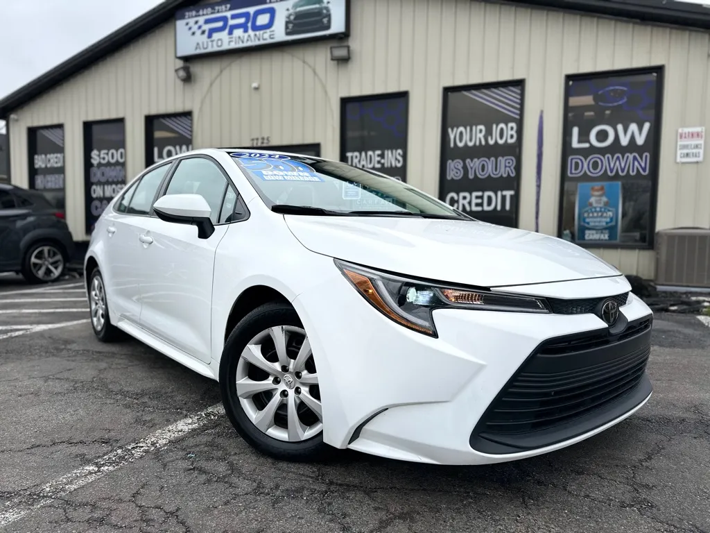 2024 Toyota Corolla LE's photo