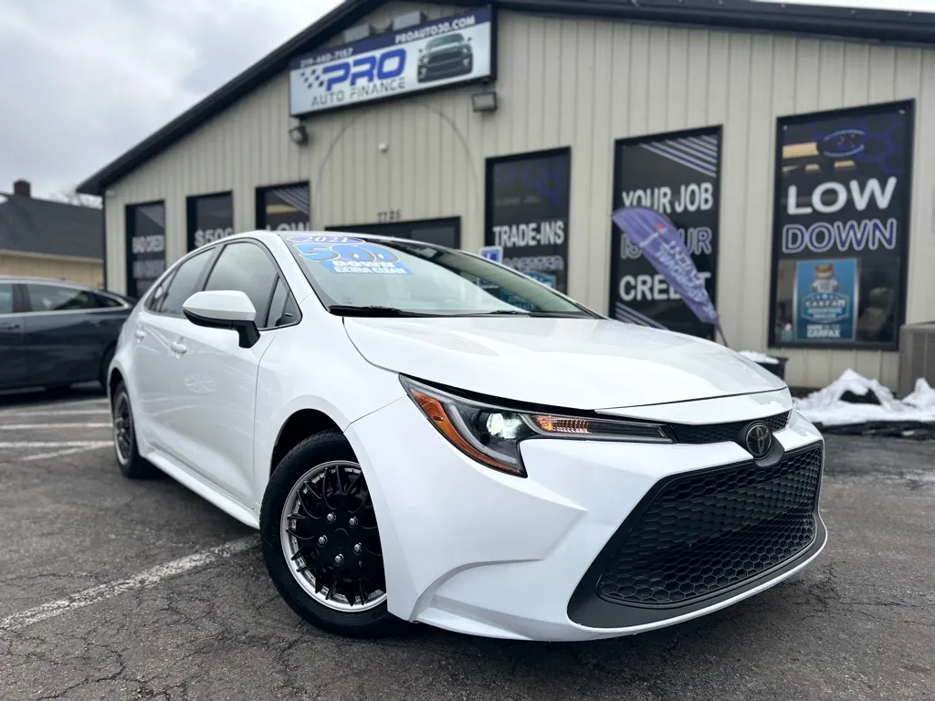 2021 Toyota Corolla LE's photo