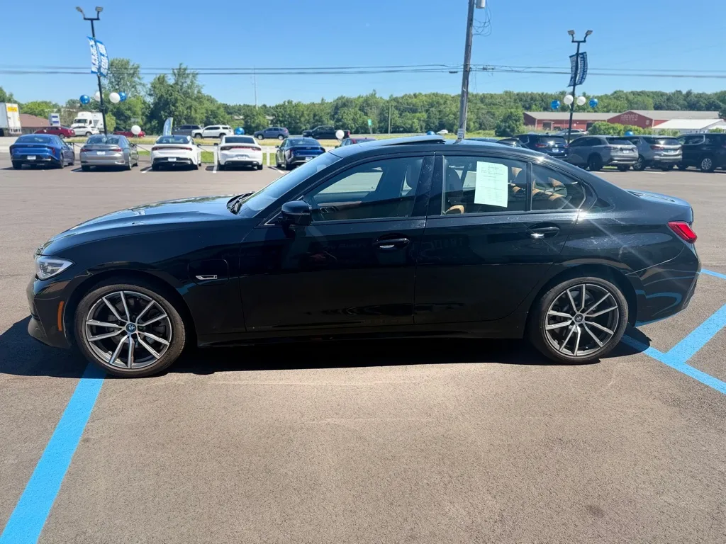 2022 BMW 3 Series 330e - Photo 7