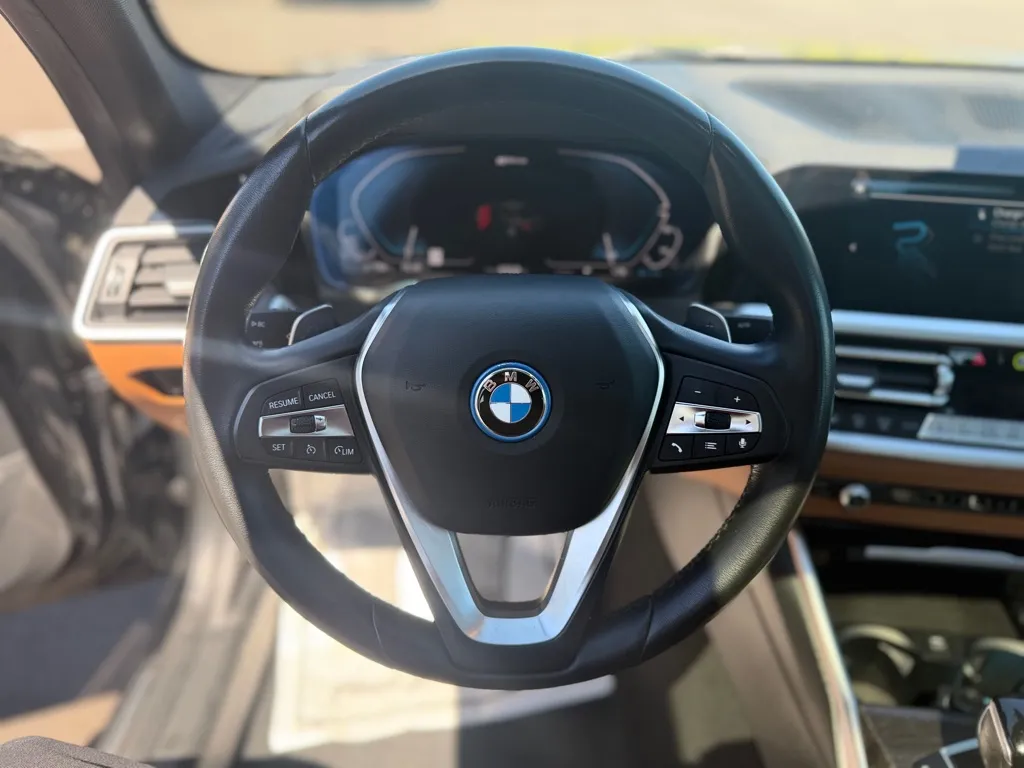2022 BMW 3 Series 330e - Photo 21