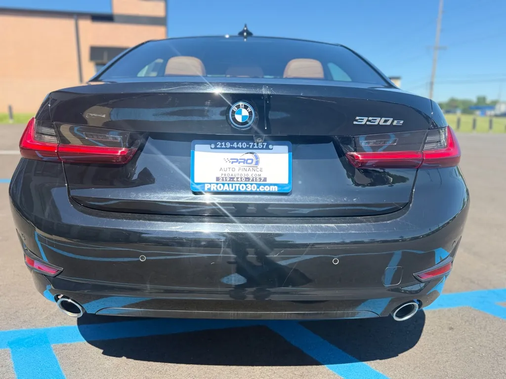 2022 BMW 3 Series 330e - Photo 10