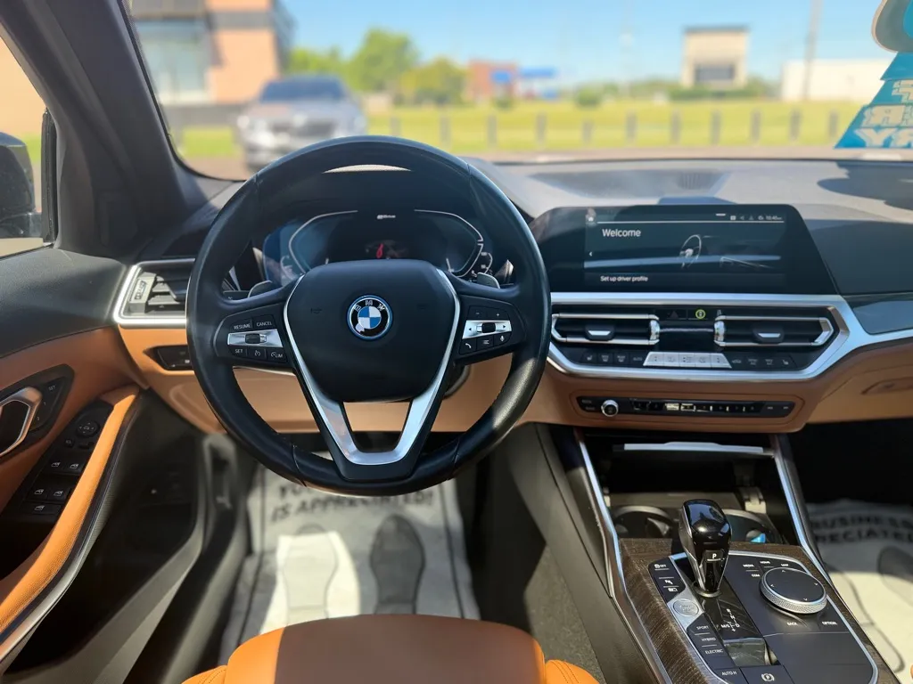 2022 BMW 3 Series 330e - Photo 18