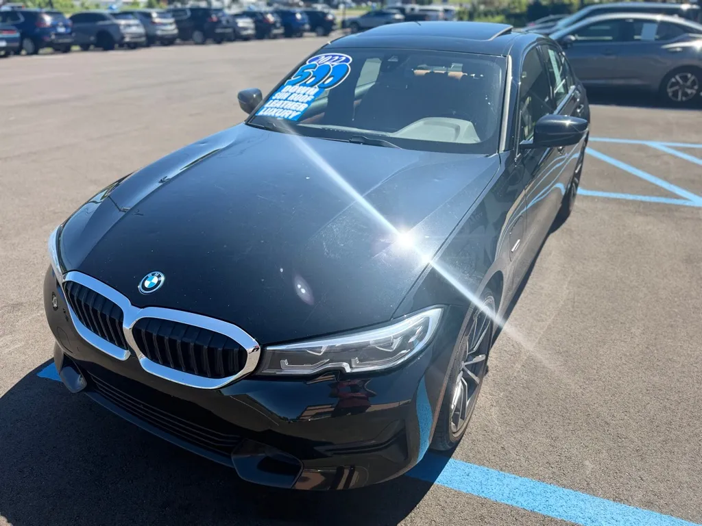 2022 BMW 3 Series 330e - Photo 6