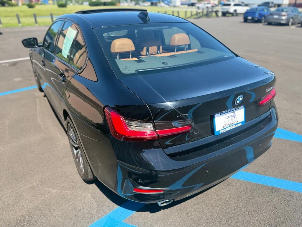 2022 BMW 3 Series 330e - Photo 9