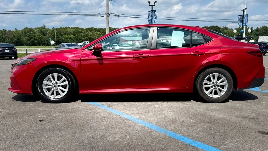 2025 Toyota Camry LE - Photo 7