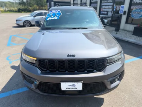 More photos of 2023 JEEP GRAND CHEROKEE ALTITUDE at Pro Auto Finance, IN
