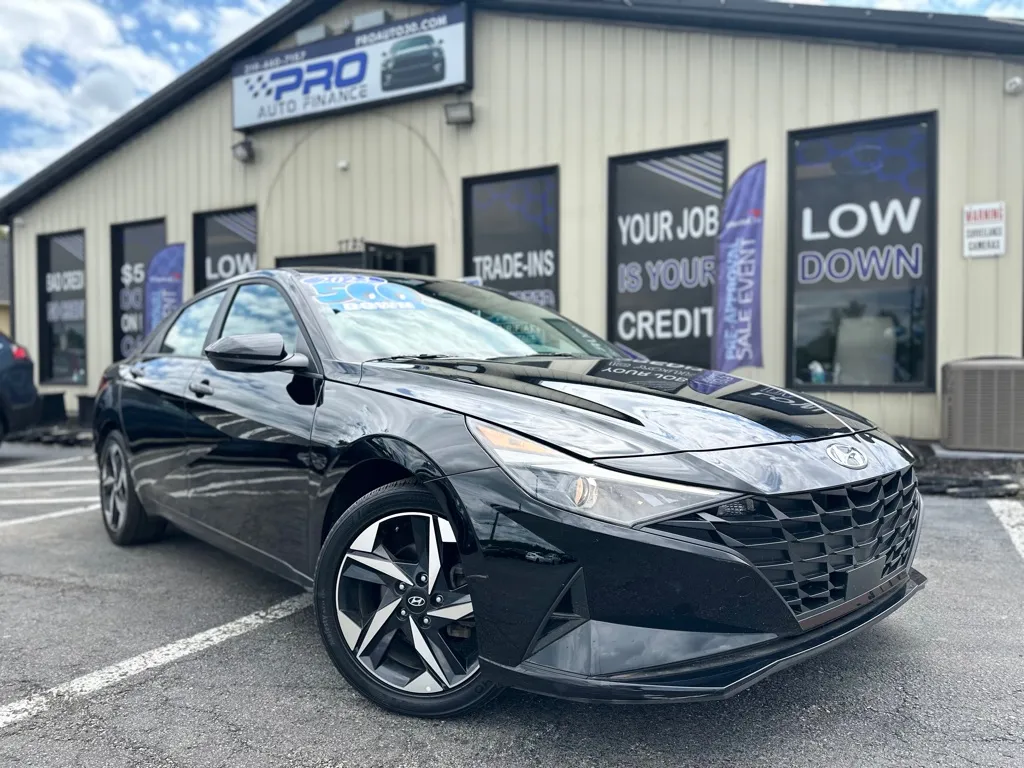 Black 2023 HYUNDAI ELANTRA SEL for sale in Crown Point, IN
