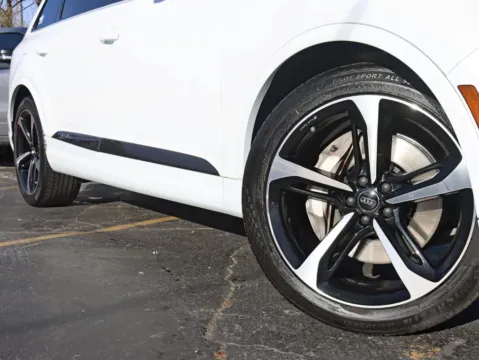 More photos of 2019 Audi Q7 55 TFSI SE Premium Plus Sport Utility 4D at Exclusive Autohaus - Roselle, IL
