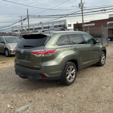 Another view of 2015 Toyota Highlander XLE Sport Utility 4D for sale in Roselle, IL at Exclusive Autohaus - Roselle