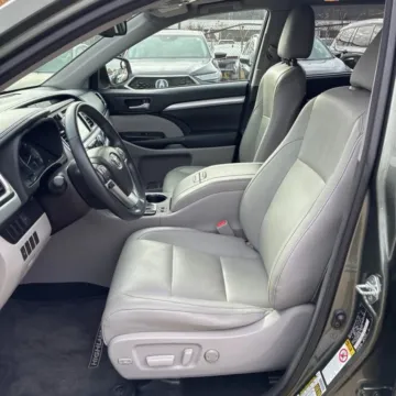 More photos of 2015 Toyota Highlander XLE Sport Utility 4D at Exclusive Autohaus - Roselle, IL