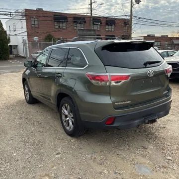 Photos of 2015 Toyota Highlander XLE Sport Utility 4D for sale in Roselle, IL at Exclusive Autohaus - Roselle