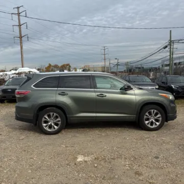 More photos of 2015 Toyota Highlander XLE Sport Utility 4D at Exclusive Autohaus - Roselle, IL