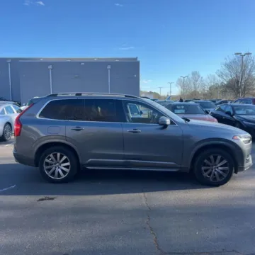 More photos of 2017 Volvo XC90 T6 Momentum Sport Utility 4D at Exclusive Autohaus - Roselle, IL