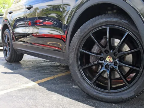 More photos of 2020 Porsche Cayenne Sport Utility 4D at Exclusive Autohaus - Roselle, IL